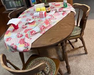 Traditional Extension Dining Table & 4 Chairs (Includes Center Leaf & Seat Cushions) — Excellent condition, perfect for family meals!