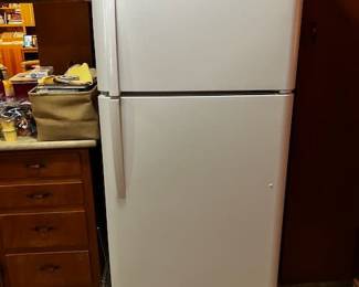 Frigidaire White Top-Freezer Refrigerator. Clean interior, complete with wire freezer shelf, main glass shelving, dual crisper drawers, and full door racks.
