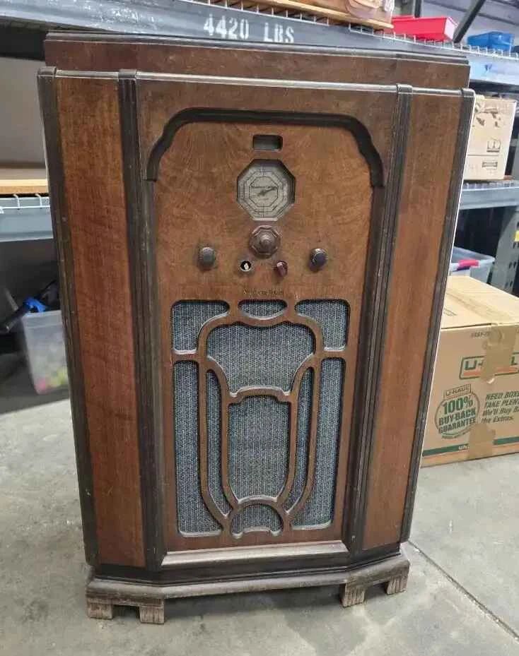 16CT127VVintage Stromberg Carlson Console Radio