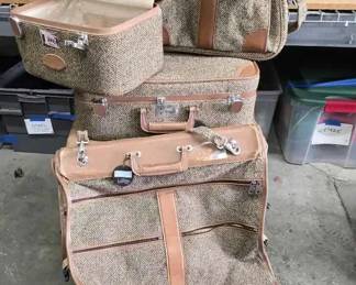 16CT129VVintage Via Ventura Luggage Set 4 Pc