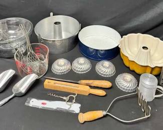 16CT142Vintage And Modern Baking And Kitchen Utensils