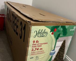 Christmas tree -pre lit