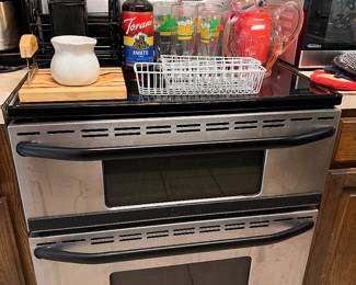 Maytag Gemini double oven with glass cooktop. Note: the cooktop is cracked and only two burners currently work.