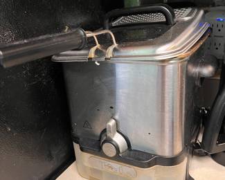 T-Fal Ultimate EZ Clean Deep Fryer with 3.5 liter oil capacity and oil filtration system
