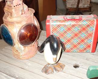 LANTERN - PENQUIN - VINTAGE SM SUITCASE