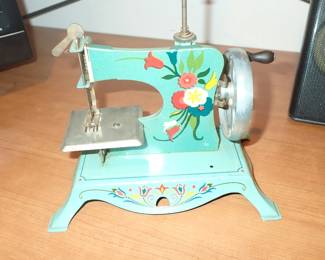 TOY SEWING MACHINES