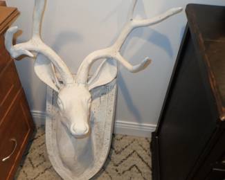 WHITE DEER HEAD MOUNT
