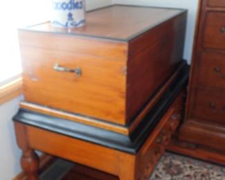 TRUNK W/TRUNK STAND