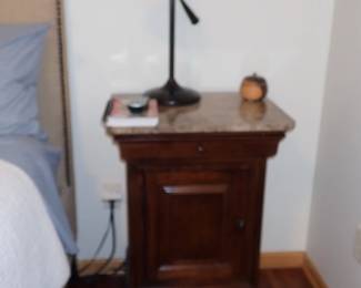 1 DRAWER -1 DOOR NIGHT STAND W/STONE TOP - LAMP