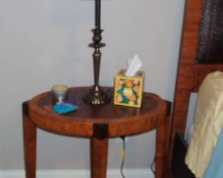 ROULD WOOD ACCENT TABLE - LAMP