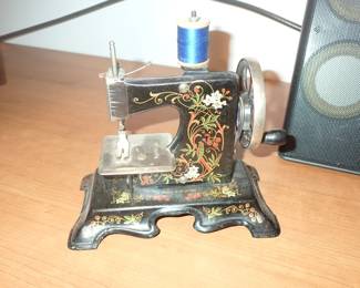 TOY SEWING MACHINES
