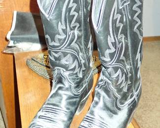 COWBOY BOOTS