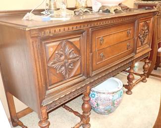 ORNATE BUFFET / SERVER