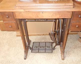 OAK TREADLE SEWING MACHINE SINGER