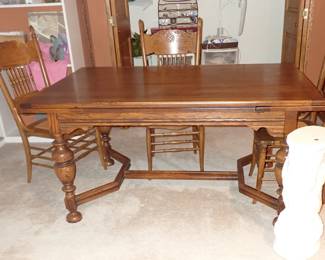 RETRACTOR LEAVES OAK TABLE & CHAIRS