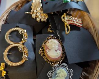 Lot of jewelry