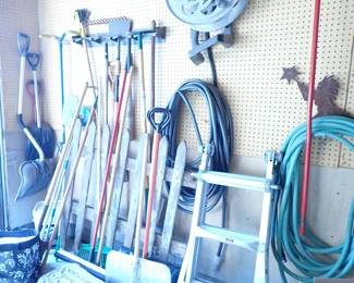 GARGAGE TOOLS - HOSES - LADDERS - 