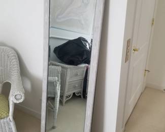 Standing mirror