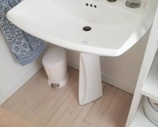 Pedestal sink