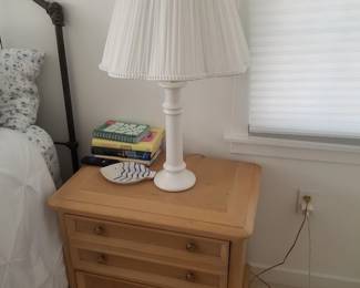 Bernhardt nightstand; table lamp