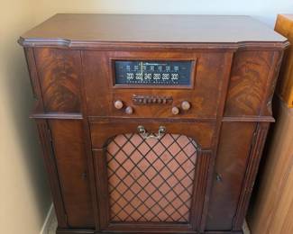 Vintage Firestone Air Chief Phono Radio