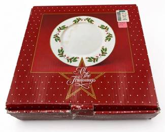 Lot 586: Set of 4 Macy's All The Trimmings Holly Dinner Plates