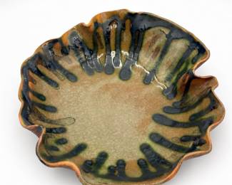 Lot 750: Handbuilt Studio Pottery Bowl with Burlap-Impressed Body