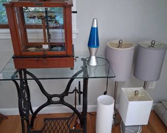 VINTAGE SCALE AND LAVA LAMP