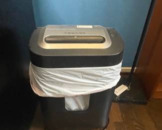 Royal 1620MX 16-Sheet Crosscut Shredder