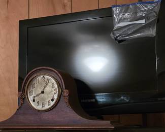 Samsung TV - Antique Clock 