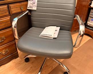 Global Task Chair NWT
