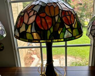 Tiffany-Style Tulip Stained Glass Table Lamp
