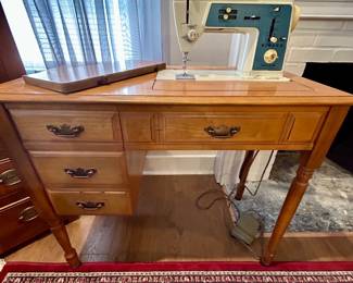 Vintage Singer Sewing Machine in Cabinet