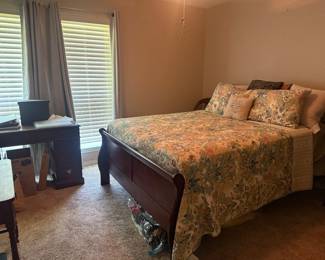 vintage queen sized wood sleigh bed