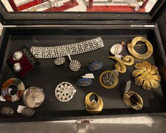 vintage brooches and pins
