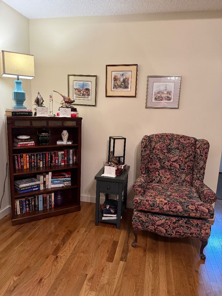 Books, prints and chair. Look closely at all the artwork. Some really nice pices.