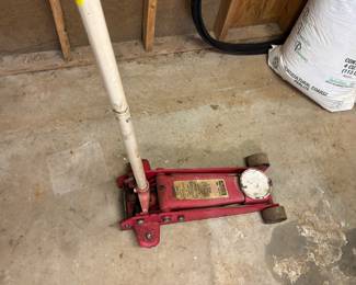 Alltrade 3-ton hydraulic garage jack