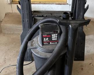 Sears Craftsman 2.0 Peak H.P. 6 Gal WetDry Vac, 2 Plastic Saw Horses