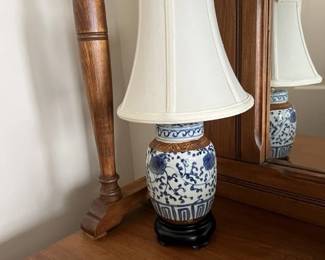 061 ceramicblueandwhitefloraltablelamp