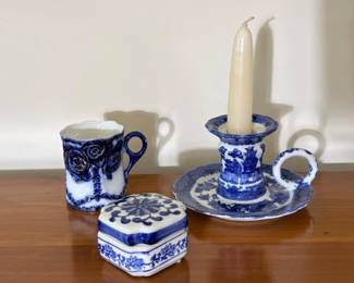 182 vintagebluewhiteceramiccandlestickt