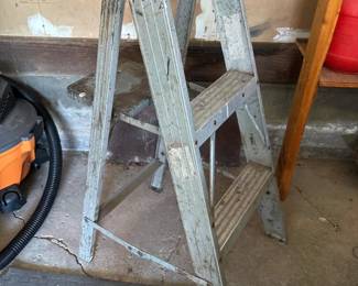 396 foldingmetal2stepladderwithtoppla