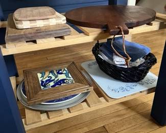 057 nicelotofcuttingboardsandplatters
