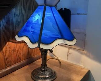054 smallbluestainedglassstyletablelam