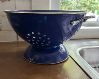 042 bluemetalcolanderwithhandles