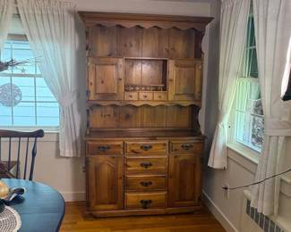 105 mastercraftknottypinehutchwithdispl