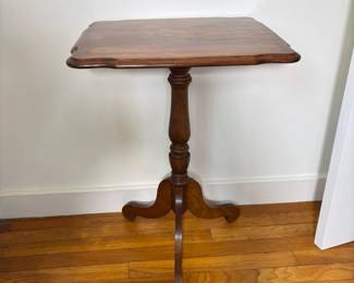 172 vintagetilttoppedestalsidetable