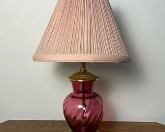 016 vintagecranberryswirlglasstablelamp