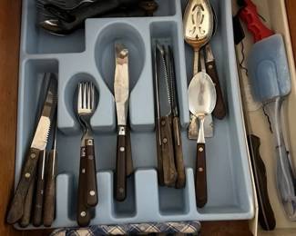 412 assortedwoodenhandlekitchenflatware