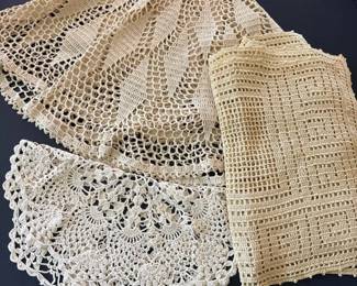 114 sixpiecelotofvintagedoiliesandpla
