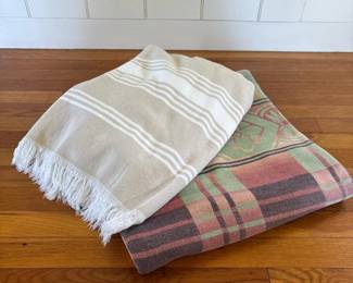 131 wovenbedblanketandfringedbathtowel